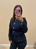 Veste en jeans brut ceinturée à bouton dorée