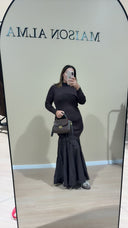 Robe moulante avec volant au bas